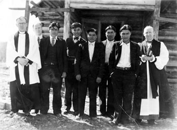 Conseil de l'église indienne. On voit l'évêque Geddes à l'extrême droite et le révérend Valentine à l'extrême gauche, vers 1938. 