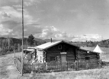 Le poste de la GRC à Ross River, été 1930. On voit la tente médicale blanche en arrière-plan. 