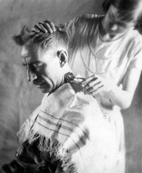 Mary cutting Claude′s hair. Like many of Claude's interior shots, this image is unusually intimate.