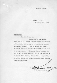 Lettre à l'administrateur de la part du Commissaire de l'or MacKenzie concernant l'affectation du gendarme Claude Tidd au poste d'agent du registraire minier à Rampart House, 21 déc. 1917. 