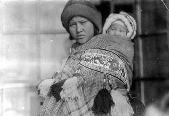 Femme autochtone et son bébé. 