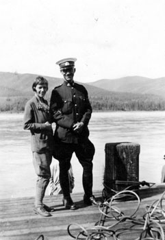Claude et Mary sur le quai à Dawson, vers 1925.