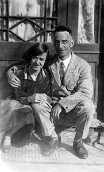 Mary et Claude sur le seuil de leur maison à Dawson, 1927.