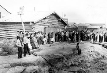 La collectivité de Fort Yukon se rassemble pour assister à l'arrivée du Klondike, ou au départ du Neecheah, 1944.