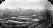 Juillet 1923, vue panoramique de la vallée de la rivière Pelly avec les montagnes Pelly en arrière-plan. 