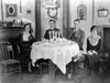 Nouvel an 1933. Mary, A.C. McCullum, l'officier de la GRC Roy Thomas et une autre femme célèbre la nouvelle année chez les Tidd à Mayo.
