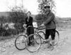 Claude et Mary à bicyclette près de Rock Creek, été 1939.