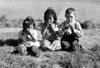 Dorothy Netro, Kathleen Netro et Norman MacDonald se régalent en mangeant des oranges.