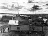 Vue panoramique d'Old Crow. Certains toits de cabanes ont été recouverts de bidons d'essence applatis. 1946.